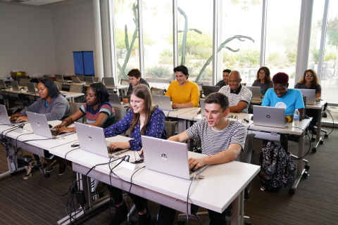 Students at Chandler-Gilbert Community College gather for a new student orientation in 2019. Intel is partnering with Maricopa County Community College District to launch the first Intel-designed artificial intelligence associate degree program in the U.S. The program’s first phase will be piloted online at Estrella Mountain Community College and Chandler Gilbert Community College in fall 2020. (Credit: Maricopa County Community College District)