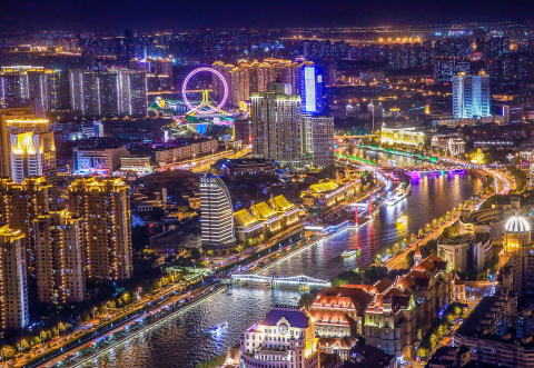 Scène de nuit de Tianjin où se tient la Quatrième Conférence mondiale d’intelligence (Photo: Business Wire)