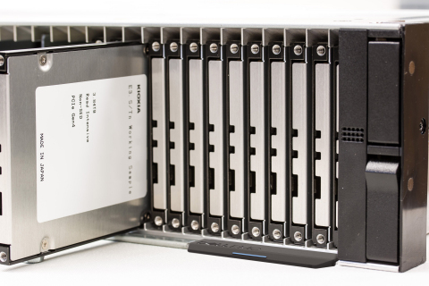 original Kioxia’s E3.S SSD evaluation samples being mounted on a 2U-size rack mounted server prototype that can install 48 units of E3.S SSDs (Image photo) (Photo: Business Wire)