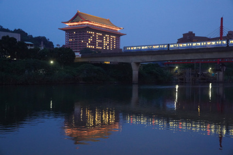 The management of Grand Hotel in Taipei asks its guests to help form Zero on the building’s facade to celebrate no new COVID-19 cases for the sixth day in a row on May 1, 2020. (Hsu Chao-chang, CNA)