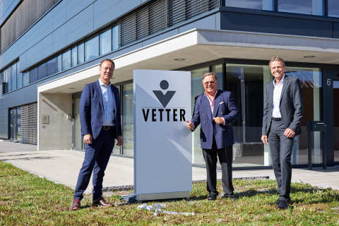 Senator h.c. Udo J. Vetter, Chairman of the Advisory Board and member of the owner-family (middle) and Vetter Managing Directors Peter Soelkner (left) and Thomas Otto (right) give the ‚go ahead‘ for the new production site. (Photo: Business Wire)