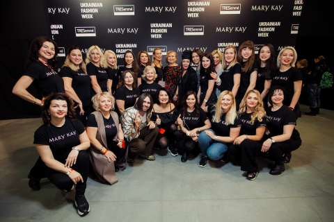 thumbnail Mary Kay Ukraine Makeup Artist Martelle and fashion designer Volodymyr Demchynkskyi of Dastish Fantastish with Mary Kay beauty experts (Photo: Mary Kay)