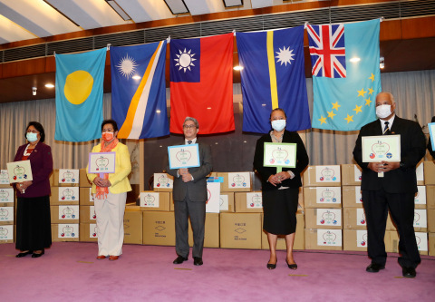 Deputy Foreign Minister Szu-chien Hsu (center) presided over a ceremony in Taipei on April 15, during which masks were donated to Taiwan’s four Pacific allies, namely Palau, the Marshall Islands, Nauru and Tuvalu. (Photo: CNA Photo)