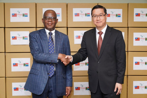 Vice Foreign Minister Miguel Li-jey Tsao (right) shook hands with Robert Seraki Matsebe, head of South Africa’s liaison office in Taipei on May 26, when 50,000 surgical masks were donated to the African republic. The masks would be distributed to doctors and nurses treating patients infected with the COVID-19 virus. (Photo: CNA Photo, courtesy of the Ministry of Foreign Affairs)
