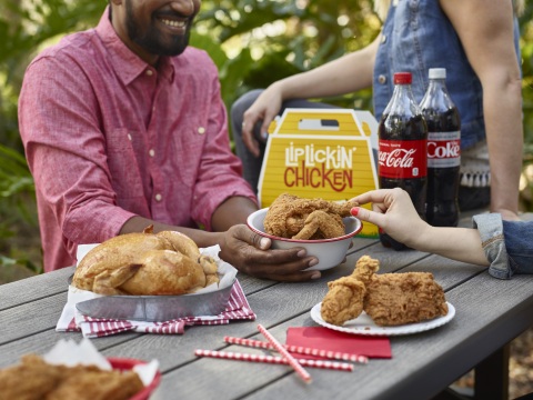 Southeastern Grocers launches Share a Meal campaign in partnership with The Coca-Cola Company to donate meals to Feeding America® food banks with the purchase of a participating meal combo at any BI-LO, Fresco y Más, Harveys Supermarket and Winn-Dixie deli department. (Photo: Business Wire)