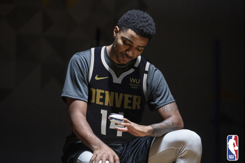 Gary Harris of the Denver Nuggets with the Masimo MightySat® Fingertip Pulse Oximeter (Photo: Business Wire)