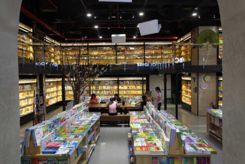 "phuongnam book" the bookstore chain we wholesale in Vietnam (Photo: Business Wire)