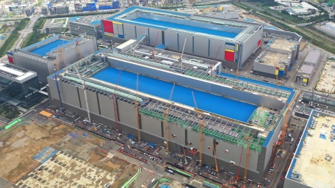 Samsung Pyeongtaek line 2, the largest-scale semiconductor production line (Photo: Business Wire)