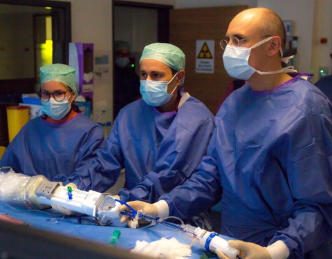 From right to left: Prof. Hans Kottkamp (Sana Hospital Benrath in Düsseldorf), Ashkan Sardari (Project Manager, Kardium), and Nele Thoms (Field Clinical Specialist, Kardium) during the first commercial procedure with the Globe Mapping and Ablation System. (Photo: Business Wire)