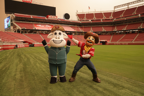 San Francisco 49ers Sourdough Sam and Clover Sonoma's Clo the Cow take to the field to test their skills. (Photo: Business Wire)