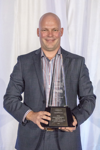 Shawn Vording, VP Automotive Sales, accepting the award on behalf of CARFAX. (Photo: Business Wire)