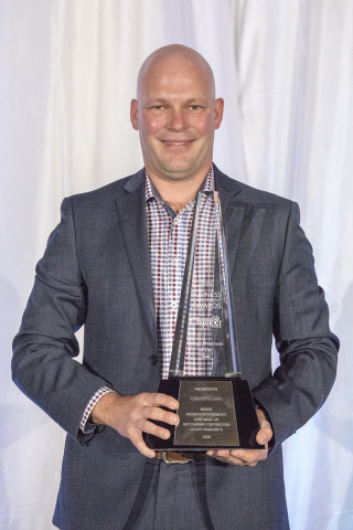 Shawn Vording, Vice-président des ventes automobiles, acceptant le prix au nom de CARFAX. (Photo: Business Wire)