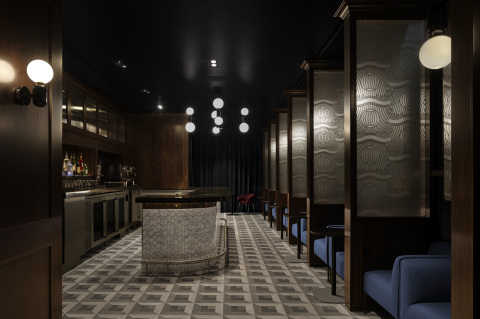 The "1850" Speakeasy bar evokes the Prohibition era through its design and sophisticated versions of classic cocktails to enjoy within the Centurion Lounge at John F. Kennedy Airport (Photo: Business Wire)