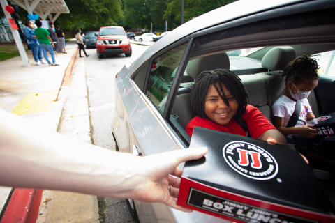 Families that attended the event were treated to nutritious lunches from Jimmy John’s. (Photo: Business Wire)