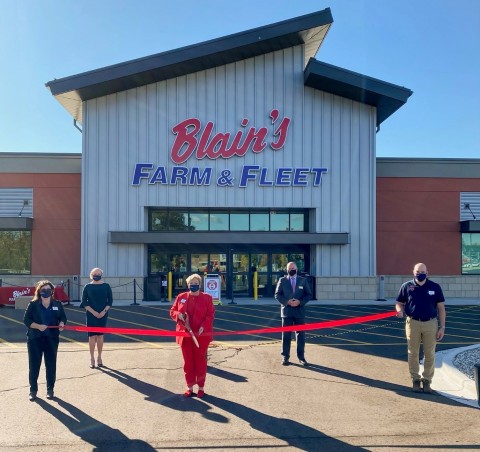 Pictured from Left to Right: Michigan Regional Manager Gail Montgomery, Chamber President Margie Lenau, Blain’s Farm & Fleet Owner and President Jane Blain Gilbertson, City of Walker Mayor Gary Carey, and Manager of Standale Store Brenten Witt (Photo: Business Wire)