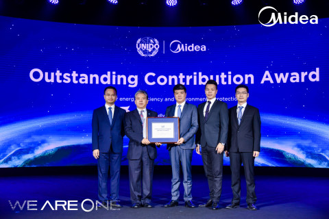 Ma Jian, the deputy representative of UNIDO for China, presented the award to Midea. (Photo: Business Wire)