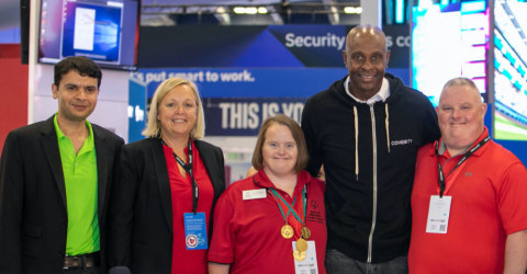 SONC event sponsored by Cohesity, with Cohesity CEO Mohit Aron, SONC employee, SONC athlete Lindsay, Hall of Fame Receiver Jerry Rice, and SONC Athlete Ryan (Photo: Business Wire)