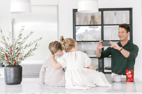 Nate Berkus teamed up with Starbucks for the Holiday At-Home Portrait Series, featuring DIY holiday portraits from families across the country that capture what matters most this year: the little moments that bring the biggest joy. Photo Credit: Ashley Burns Photography for Starbucks