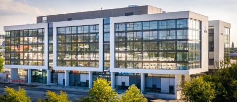 Vetter is committed to investments and progress even during globally difficult times: The new corporate headquarters, Ravensburg Vetter Kammerbruehl, was recently housed for business operations, offering generous space and innovative technology. Source: Vetter Pharma International GmbH
