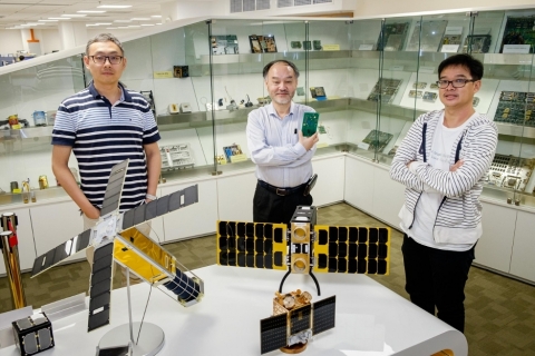 Debuting the ZES “smart chip,” Dr. Joseph Chang (middle) poses alongside Dr. Shu Wei (left) and Dr. Chong Kwen Siong (right). — Source: Lester Kok/NTU