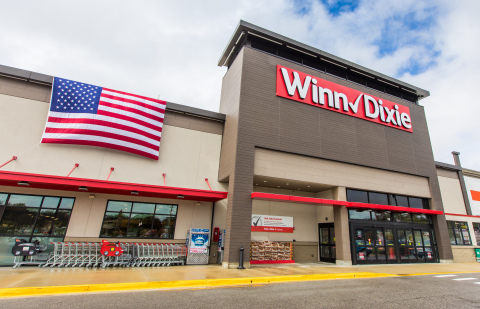 original Winn-Dixie celebrates the grand opening of four new stores and commemorates Veterans Day by honoring military heroes and their families. (Photo: Business Wire)