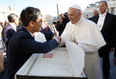 Der Bürgermeister von Jeonju, Kim Seung-su, nimmt am Mittwoch an der päpstlichen Audienz auf dem Petersplatz in der Vatikanstadt teil und übergibt Papst Franziskus ein auf Jeonju Hanji reproduziertes Glückwunschschreiben, das Kaiser Gojong 1904 anlässlich der Nachfolge durch Papst Pius X. an den Vatikan geschickt hatte. (Foto: Business Wire)