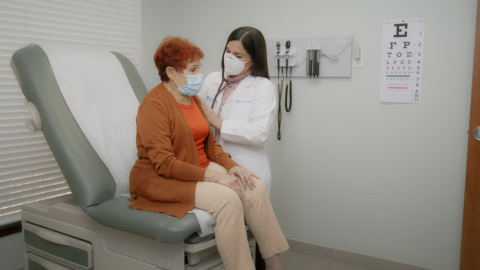 La Dra. Kriselle Torres examina a Herminia Soto, una paciente del centro Orlando Family Physicians en John Young Parkway. El centro es uno de 18 centros de Orlando Family Physicians en la Florida Central que está ahora dentro de la red para los afiliados de CarePlus Health Plans Medicare Advantage. (Foto: Business Wire)