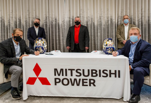 Jim Heilbron (izq.), vicepresidente sénior y director de Producción Principal de Alabama Power, y Paul Browning, presidente y director ejecutivo de Mitsubishi Power, celebran la designación de JAC con una tradición de firma japonesa. (Crédito: Mitsubishi Power)