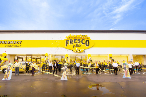 Southeastern Grocers expanded its growing Hispanic grocery store, Fresco y Más, into a new community in Southwest Florida. (Photo: Business Wire)