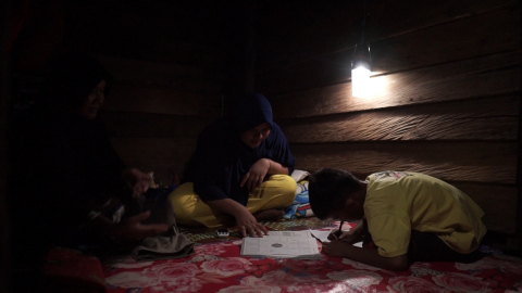 20by2020 Indonesia - Children studying at night (Photo: AETOSWire)