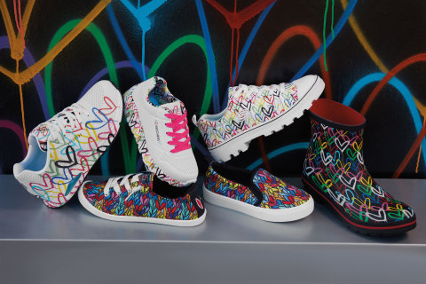 La collaboration Skechers x JGoldcrown présente les imprimées emblématiques Love Wall sur une gamme de chaussures pour femmes et filles. (Photo: Business Wire)