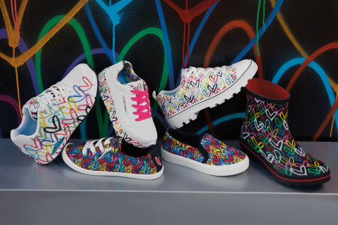 original La collaboration Skechers x JGoldcrown présente les imprimées emblématiques Love Wall sur une gamme de chaussures pour femmes et filles. (Photo: Business Wire)