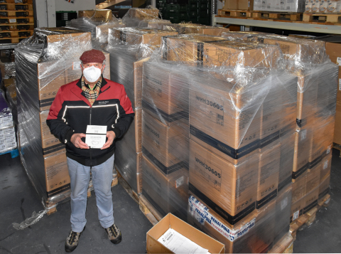 A volunteer at Tafel Bayern takes possession of and inspects the donated FFP2 respirators. (Photo: Business Wire)