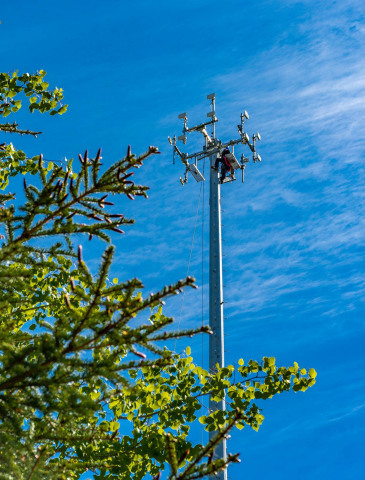 Alaska Communications fixed wireless tower on the Kenai Peninsula. (Photo: Business Wire)