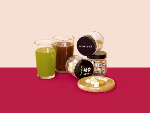 thumbnail 由逾73年歷史的「公利真料竹蔗水」與時髦手作糖果品牌( Papabubble)合作的新春特別呈獻的手工涼茶糖，不容錯過（照片：美國商業資訊）