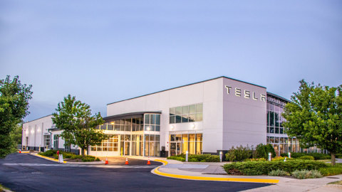 Tesla Store & Service Center in Schaumburg, Illinois (Photo: Business Wire)
