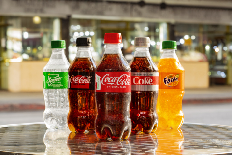 Anónimo cosecha conservador The Coca-Cola Company : presenta botellas fabricadas con materiales 100%  reciclados* en los Estados Unidos | MarketScreener