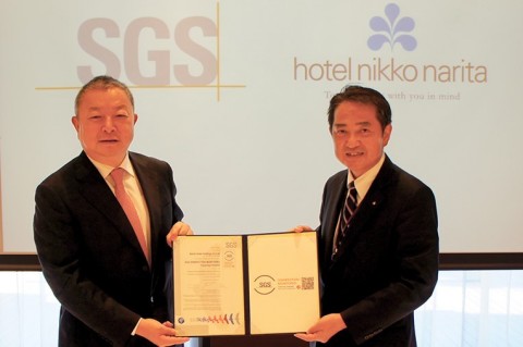 Presentation of the certification and SGS mark by SGS Japan Inc. Managing Director Lisson Yan (left) to Hotel Nikko Narita General Manager Makoto Yoshitaka (right) (Photo: Business Wire)