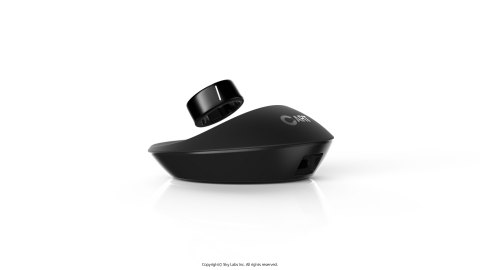 thumbnail Primer dispositivo de monitorización cardíaca de tipo anillo del mundo, CART-I, desarrollado por Sky Labs. El CART (Cardio Tracker) - I, un dispositivo médico con forma de anillo, monitoriza las señales del corazón y detecta enfermedades mediante sensores ópticos. El sensor de fotopletismografía (PPG) del anillo controla el flujo sanguíneo en el dedo y mide continuamente las ondas de pulso irregulares de la fibrilación auricular. También realiza un electrocardiograma (ECG) simplemente colocando los dedos en la parte metálica del anillo. Sky Labs ha proporcionado el CART-I para la investigación clínica del profesor Timothy Betts en la Universidad de Oxford. El profesor Betts tiene previsto realizar un estudio clínico con el CART-I de Sky Labs para detectar los síntomas de la fibrilación auricular y alertar a los pacientes para que tomen anticoagulantes cuando sea necesario. (Foto: Business Wire)