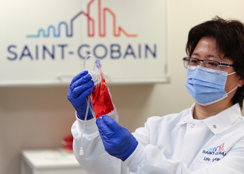 original VueLife® “HP” Series Bag cell culture testing in Saint-Gobain Life Sciences Laboratory. (Photo: Business Wire)