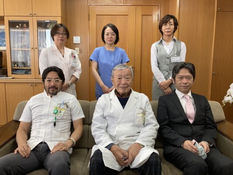 Edogawa Hospital team that accomplished a novel feat of regenerating osteoarthritis affected knee cartilage tissue through tissue engineering into clinically transplant-worthy chondrocytes enriched with hyaluronic acid, expressing chondroprogenitors; Sitting L>R: Dr. Shojiro Katoh (President), Dr. Masahiro Katoh (Chairman), Mr. Ryuzaburo Katoh (Director); Standing L>R; Other members of the team: Ms. Takako Fujisaki, Ms. Ayumi Mitsuhashi & Ms. Junko Tomioka. (Photo: Business Wire)