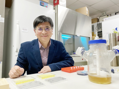 A research team led by Professor Wu Suh-Chin of the Department of Medical Science has developed a mucosal vaccine providing protection against all strains of influenza, and is currently planning to develop a mucosal COVID-19 vaccine. (Photo: National Tsing Hua University)