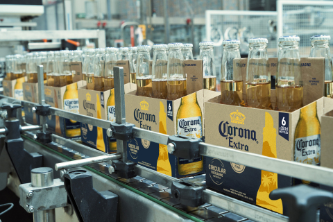 Corona's new barley straw packaging (Photo: Business Wire)