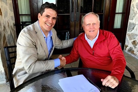 PGA Legend, Jack Nicklaus along with Generational CEO, Ryan Binkley finalize their corporate alliance (Photo: Business Wire)