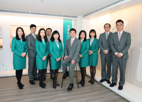 In the latest Sustainalytics ESG Risk Ratings, E.SUN is ranked first in Asia, second worldwide among 386 companies in “diversified banks” industry. Joseph Huang (黃男州), fifth right, Chairman of E.SUN Bank, Magi Chen (陳美滿), sixth right, President of E.SUN FHC posed with the team. (Photo: Business Wire)