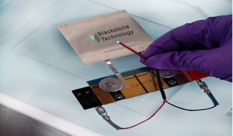 Image: 5x5 cm-squared pouch cell with luminous LED
(Photo: Business Wire)