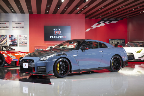 The Nissan GT-R NISMO Special Edition features a NISMO-exclusive Stealth Gray exterior color, new edition-exclusive 20-inch RAYS forged aluminum-alloy wheels with red accents, and a unique clear-coated carbon fiber hood that exposes the intricate carbon fiber weave. (Photo: Business Wire)