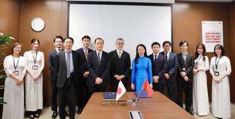 original FPT Software Chairman Ms. Ha and Mitsui IT & Communication Business Unit GM Mr. Kogiku at the signing ceremony in February 2021. (Photo: Business Wire)