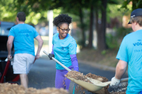 GEA employees volunteer time on community beautification projects. (Photo: GE Appliances, a Haier company)