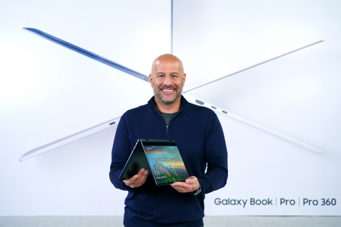 original Gregory Bryant, executive vice president and general manager of the Client Computing Group at Intel, displays a Samsung Galaxy Book Pro 360. Intel's work with Samsung allows the new Galaxy Book Pro PCs to deliver advanced experiences across mobility, connectivity and performance. (Credit: Intel Corporation)